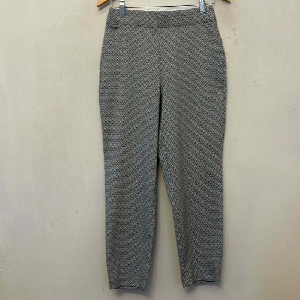 Max Studio silver white patterned pull on ankle pants Size M EUC